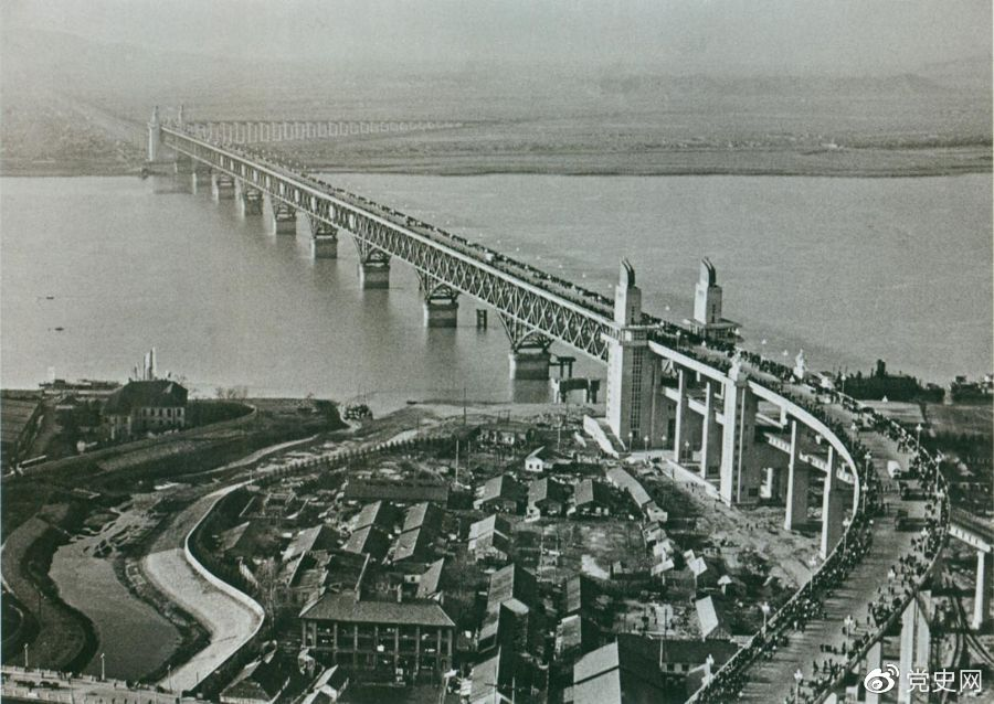 1968年12月29日， 南京長江大橋全面建成通車。這是當時中國自行設計建造的最大的鐵路、公路兩用橋。